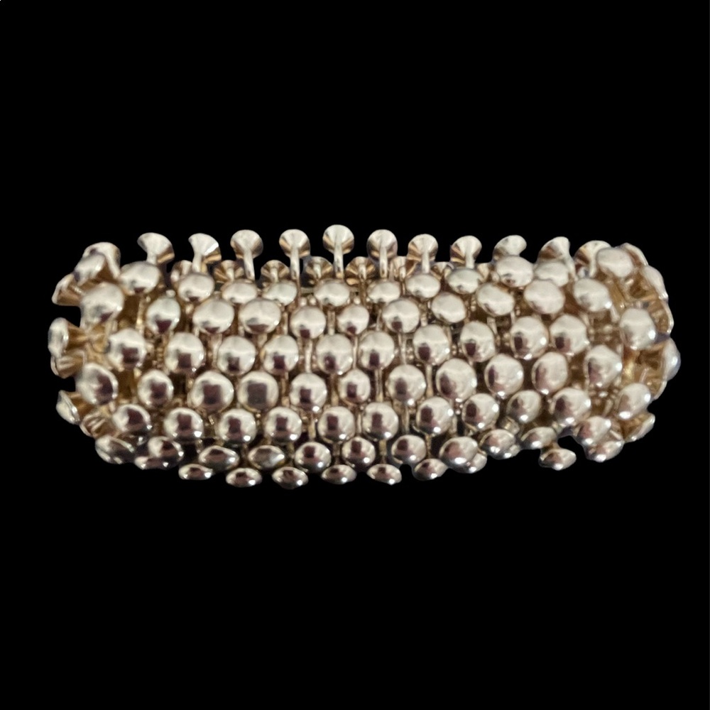 Beautiful gold heavy bracelet. It’s beautiful!